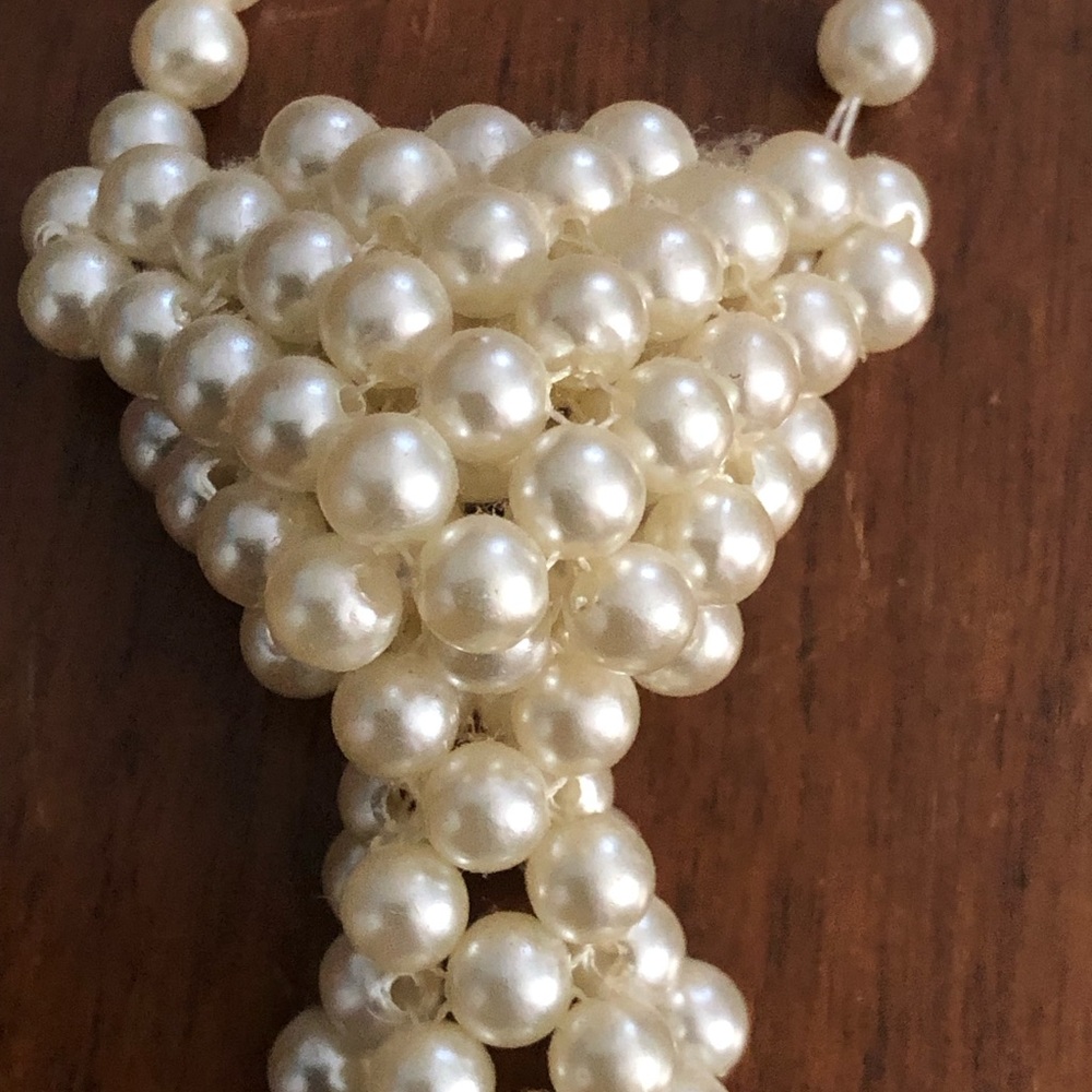 Elegant Pearl Tie - Picture 4 of 9